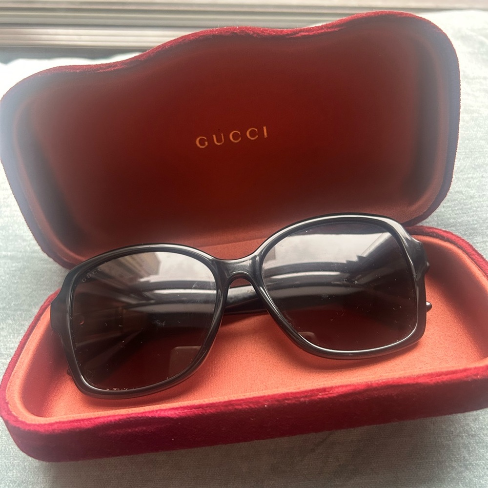 Gucci sunglasses. Very good condition no damages .